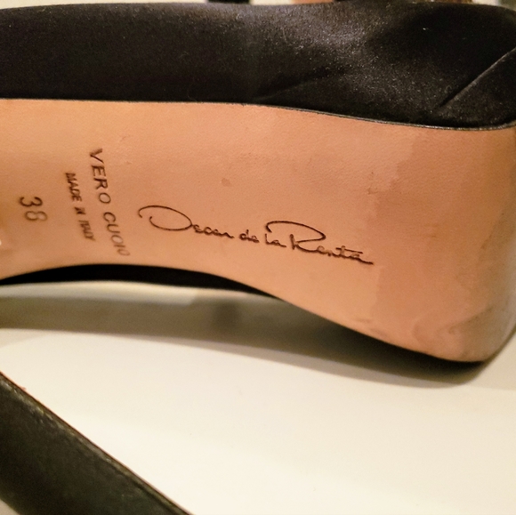 ⭐️Host Pic ⭐️ Oscar de la Renta Heels size 38 🔥 With floral rosette on toe - Picture 6 of 14